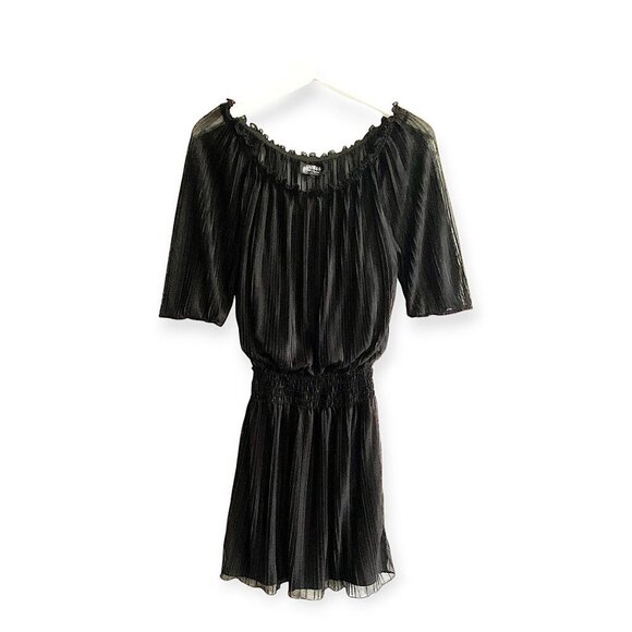 Guess Dresses & Skirts - Guess black pleated scoop neck short sleeve dress, size 6